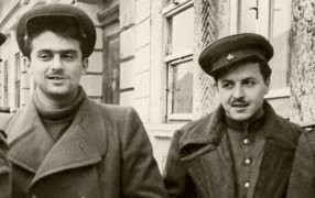 Семен Гудзенко и Юрий Левитанский. 1945 год. Фото: Из личного архива Дмитрия Шеварова