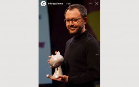 В руках у Саттуфа - талисман фестиваля, кот Fauve  / https://t.me/boomkniga