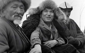 Всемирно известный киргизский писатель Чингиз Айтматов (в центре) по-прежнему связывает разные народы и цивилизации / РИА Новости / rg.ru