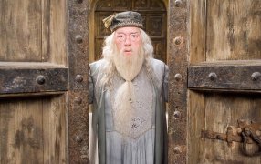 Майкл Гэмбон в роли Альбуса Дамблдора / кадр из х/ф 'Гарри Поттер и узник Азкабана', 2004