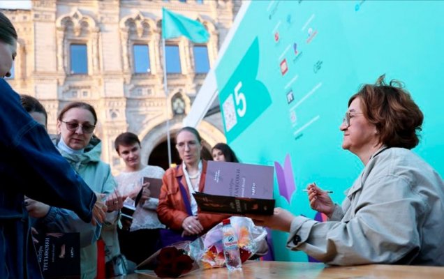 Зельфира Трегулова представила  свою книгу «Шедевры Третьяковки. Личный взгляд» на фестивале 'Красная площадь' / Сергей Михеев/ РГ