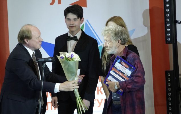 Андрей Усачев получает награду «За вклад в развитие детской литературы» / Аркадий Колыбалов/РГ