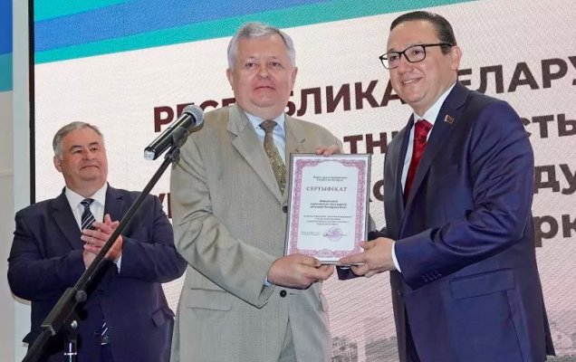 Сергей Кандыбович и Владимир Перцов на открытии стенда Беларуси. / Аркадий Колыбалов