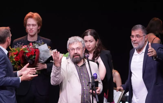 'Книгой года' признаны три тома Антологии литератур народов стран СНГ. В центре - Максим Амелин/ Фото: Сергей Куксин/РГ