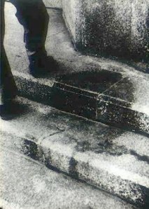 Тень человека, в момент взрыва сидевшего на ступеньках лестницы перед входом в банк, 250 метров от эпицентра