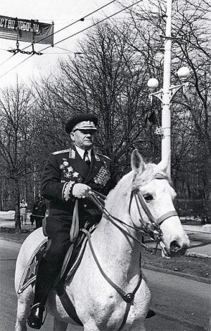 Маршал_А._И._Ерёменко_на_белом_коне