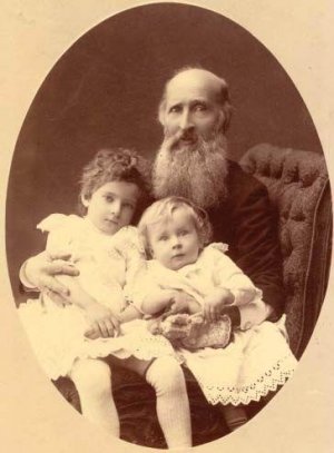 Григорий Сергеевич Аксаков - сын писателя и отец Ольги Аксаковой - с внуками. Фото из фондов музея-заповедника Абрамцево