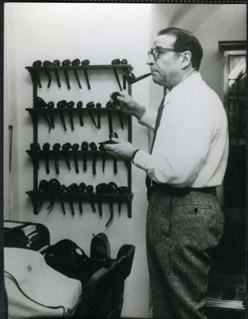 Жорж Сименон со своей коллекцией трубок