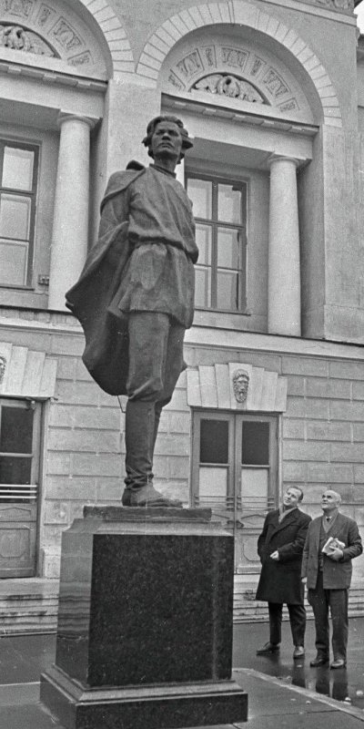 памятник-Горькому-Мухина
