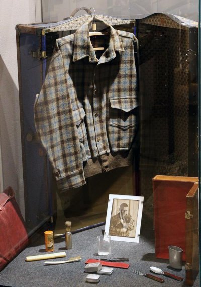 В Белгородском литературном музее представлены одежда, обувь и галстуки Владимира Маяковского. Как одевался знаменитый поэт – сначала из того, что было под рукой, затем вычурно и, в конце концов, элегантно