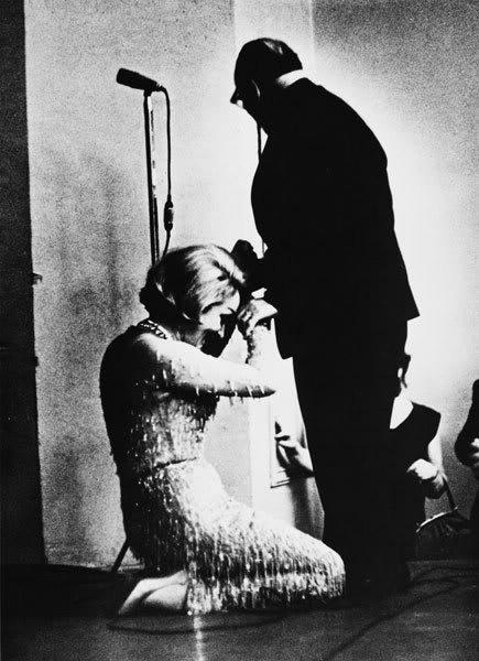 Марлен Дитрих на коленях перед Константином Паустовским на сцене ЦДЛ (1964). Фото, сделанное из зала, впервые было опубликовано в "Огоньке".