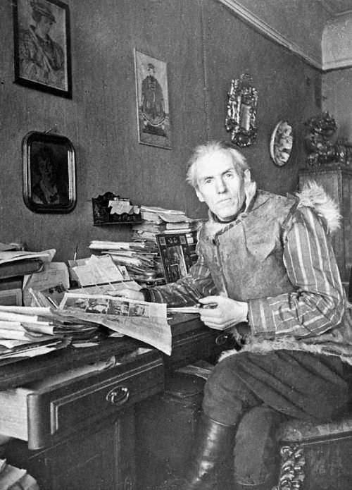 Николай Тихонов в блокадном Ленинграде. Фото С. Струнникова. 1942