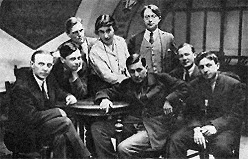 Серапионовы братья. Слева направо К. А. Федин, М. Л. Слонимский, Н. С. Тихонов, Е. Г. Полонская, М. М. Зощенко, Н. Н. Никитин, И. А. Груздев, В. А. Каверин