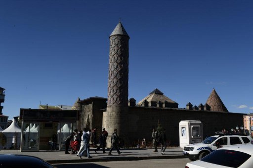 Сочетание старины и современности на арзрумских улицах. Фото: Сергей Дмитриев