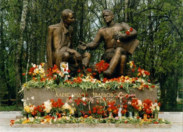 Памятник Александру Твардовскому и Василию Тёркину в Смоленске