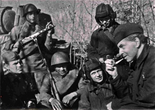 Илья Эренбург (справа) с танкистами на фронте, 1942 год