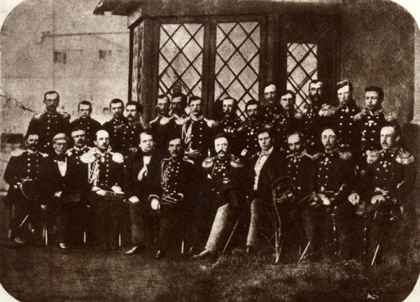 Гончаров (сидит пятый слева) среди офицеров «Паллады». Слева от Гончарова — И. С. Унковский, справа — Е. В. Путятин