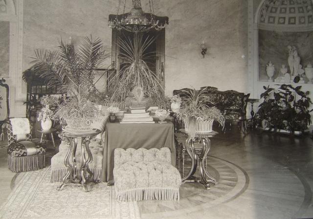 Интерьер одной из комнат усадьбы. Фото сделано до 1905 года.