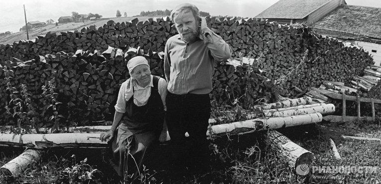 Василий Белов с Матерью Анфисой Ивановной Беловой в родной Тимонихе