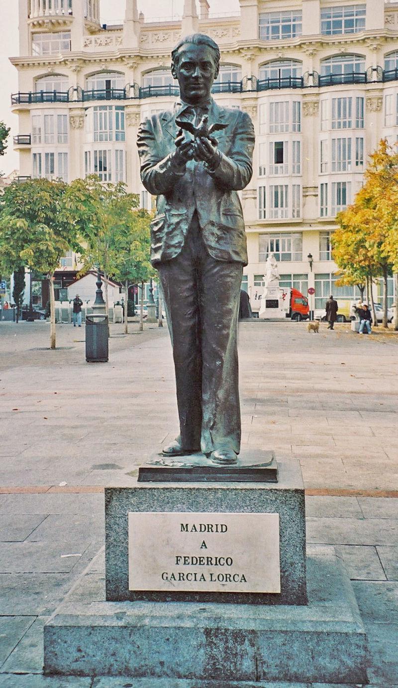 Памятник Лорке в Мадриде (Plaza de Santa Ana)