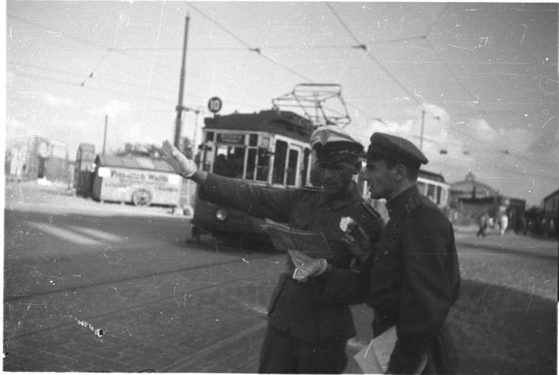 105 лет назад, 5 мая 1915 года, родился Евгений Долматовский – поэт, который был свидетелем и участником главных событий своего времени. И всякий раз – добровольцем