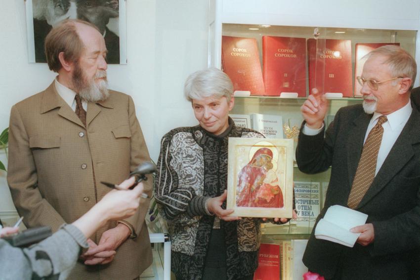 А. Солженицын, его жена Наталья и Н. Струве на церемонии открытия библиотеки-фонда "Русское зарубежье", 1995 год