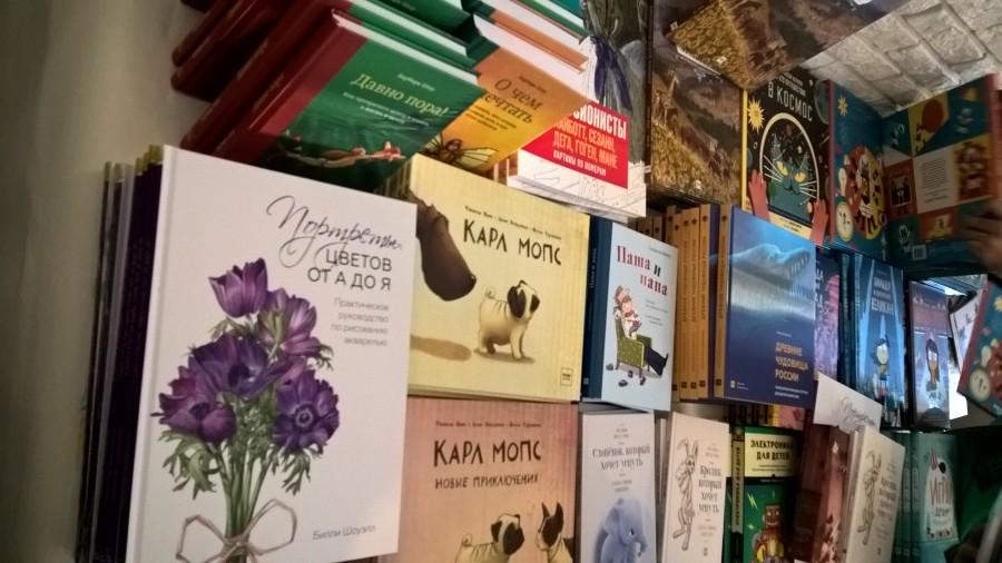 Детские книги на выставочном столе