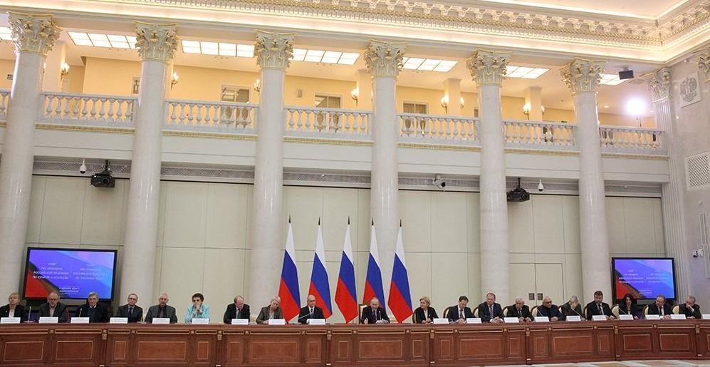Президент РФ Владимир Путин провел обстоятельную дискуссию с деятелями культуры в ходе совместного заседания Совета по культуре и искусству и Совета по русскому языку.