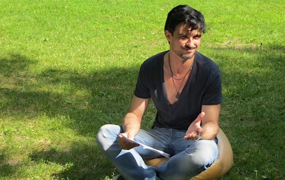 Итальянский актер Антонио Виллани открывает Библиотеку на траве в Новосибирске