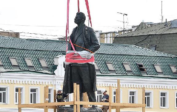 Роман-Сенчин-Горький-на-площади-Белорусского-вокзала
