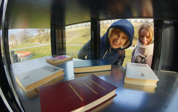 стеклянный книжный шкаф