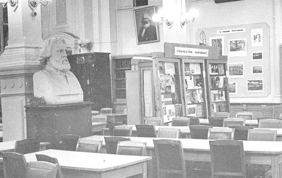 Бюст Тургенева в библиотеке