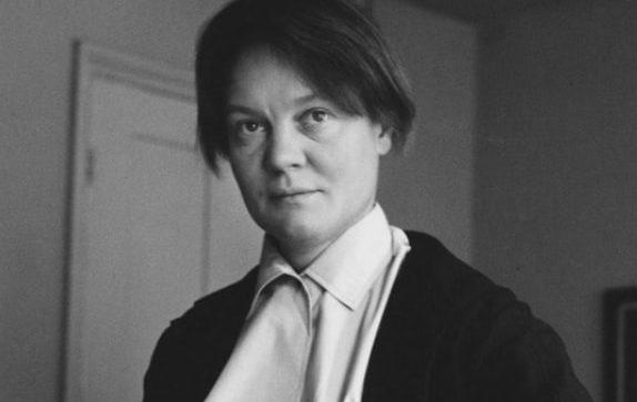Басинский: Айрис Мердок в британской литературе действительно трудно переоценить. После Шарлотты Бронте и Джейн Остин ей удалось доказать, что женщина-прозаик способна быть еще и крупным мыслителем, а не только описателем женской доли