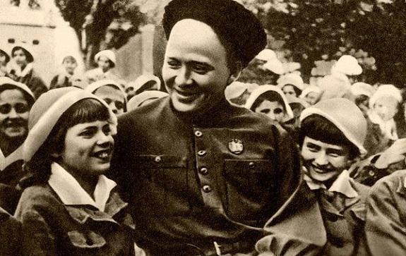 22 января 1904 года родился самый, пожалуй, известный детский писатель в СССР, чьи могут показаться нынешним родителям совсем не детскими — но это лишь на первый взгляд