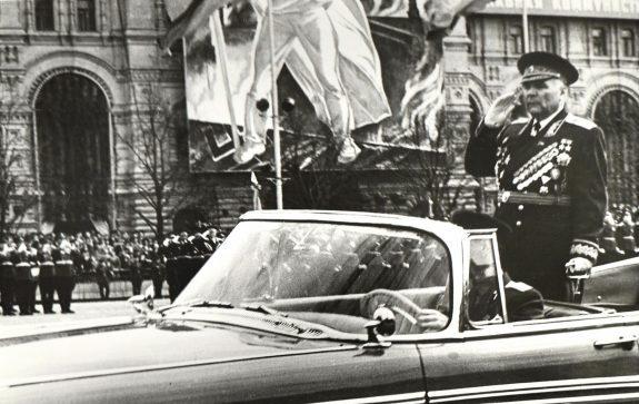 Министр обороны СССР Маршал Советского Союза Р. Я. Малиновский принимает военный парад на Красной площади в Москве 9 мая 1965 года