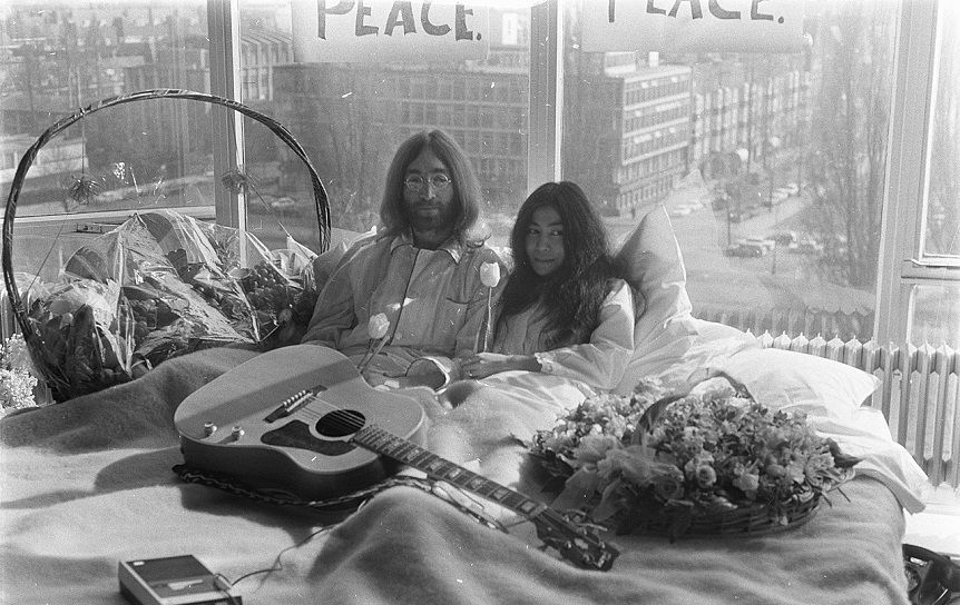 Джон Леннон и Йоко Оно придумали 'постельную самоизоляцию' как концептуальный перформанс ещё в конце шестидесятых /  commons.wikimedia.org