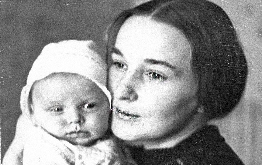 Тамара Судник-Казакова с сыном Алешей. 1968 год. / Из архива Дмитрия ШевароваТамара