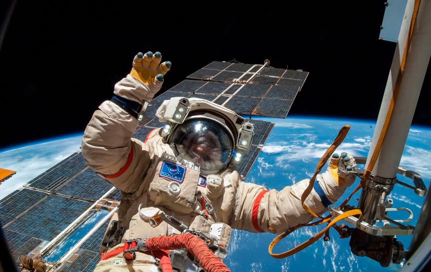 14 книг, которые читают российские космонавты / nasa.gov