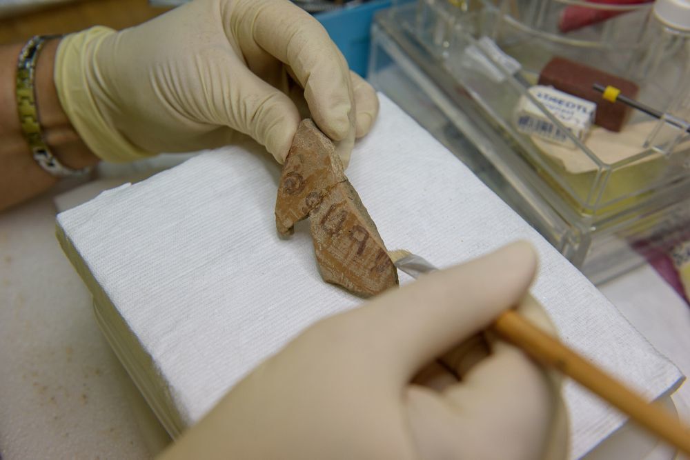 Израильские археологи обнаружили древнюю надпись, сделанную порядка 3100 лет назад. Она состоит из пяти букв и, вероятно, может быть именем библейского судьи Гедеона. /  Dafna Gazit, Israel Antiquities Authority