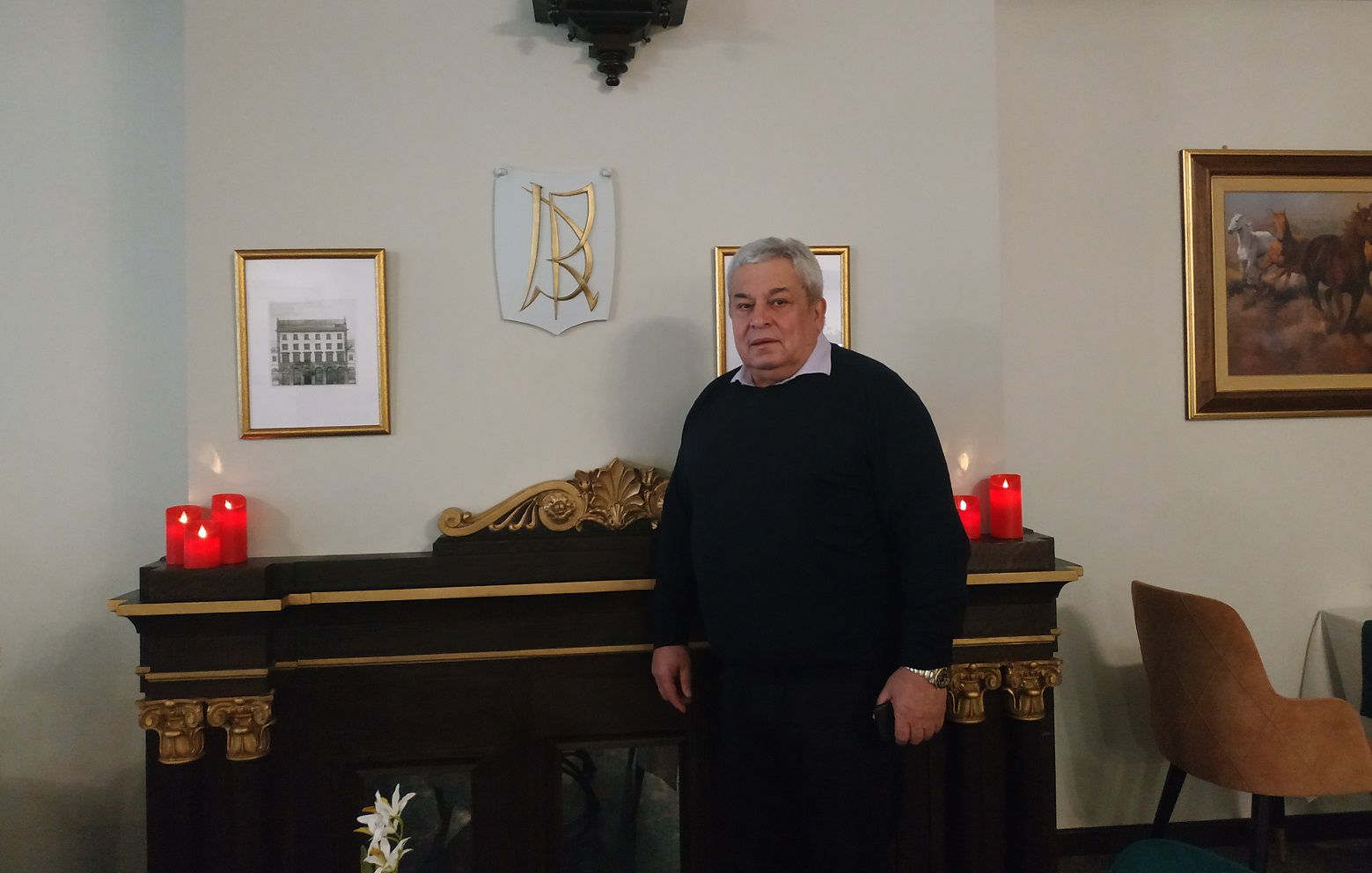 Василий Кичеджи рядом с монограммой с инициалами D.R.  / Фото: Наталия Курчатова