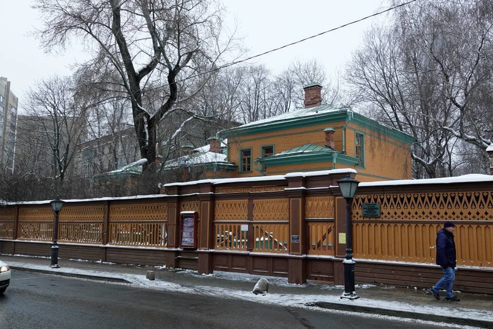 Усадьба полностью деревянная, таких построек в столице остались единицы. Фото: Аркадий Колыбалов