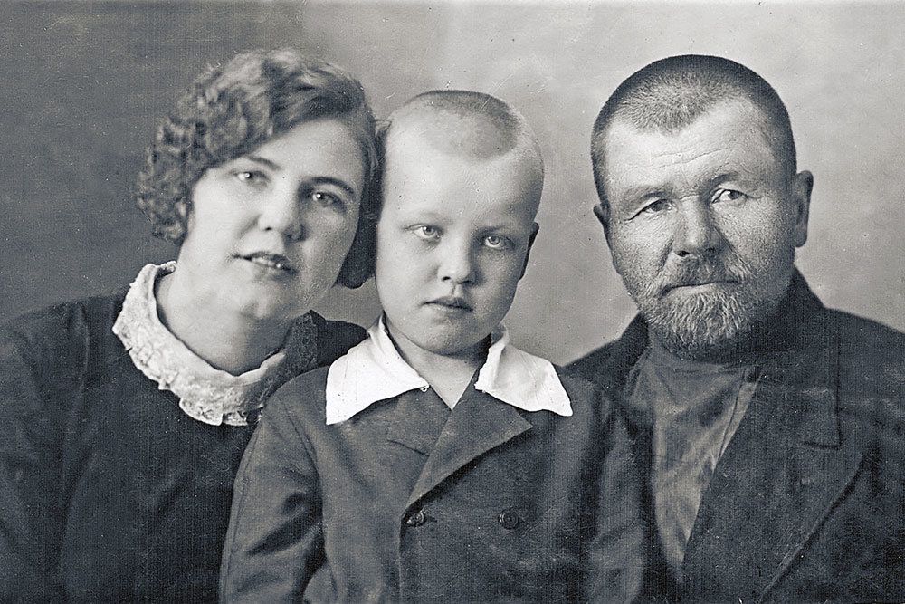 Гена Цыферов с мамой и дедушкой. Конец 1930-х годов. Фото: из личного архива Людмилы Цыферовой