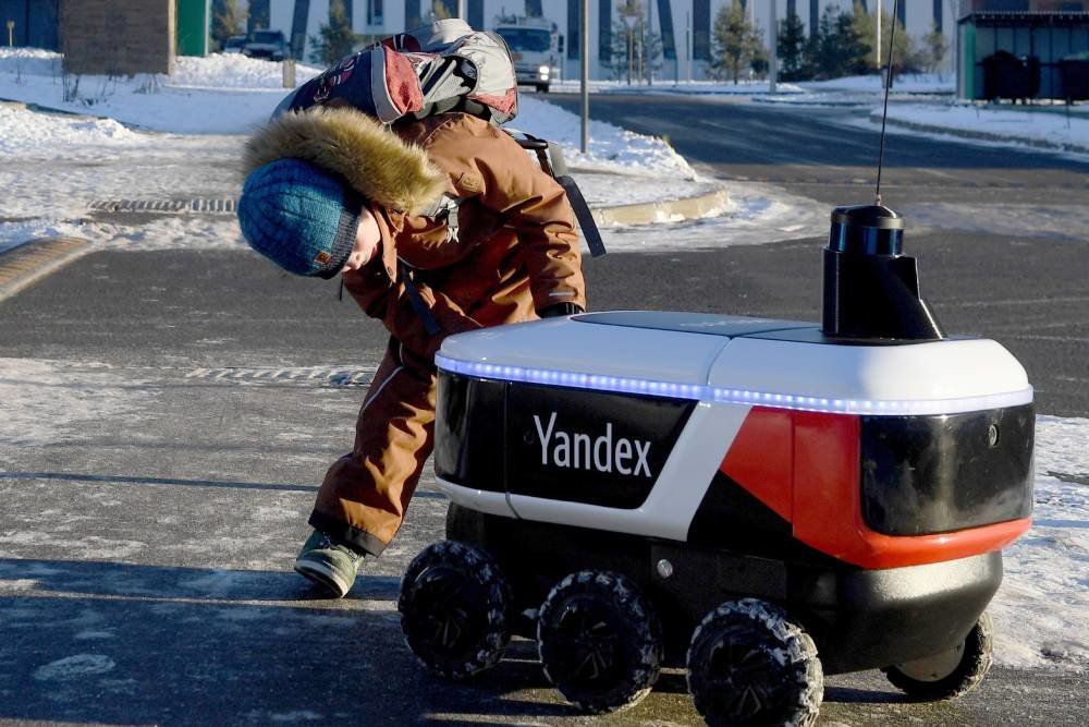 Эти забавные искусственные создания, роботы-курьеры, уже стали привычными на столичных улицах. Фото: РИА Новости / rg.ru