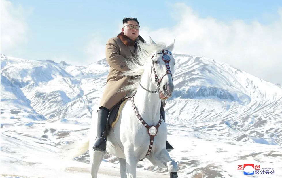 Ким Чен Ын на белом коне поднялся на вершину священной горы Пэктусан / juche-songun.ru