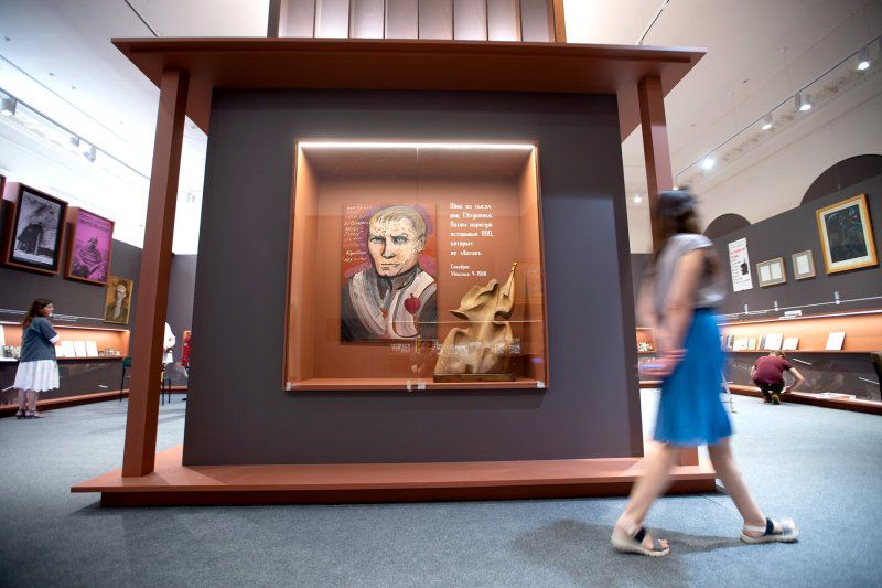 Центральное место на выставке занимает портрет поэта работы Сикейроса.Фото: Александр Корольков/ РГ