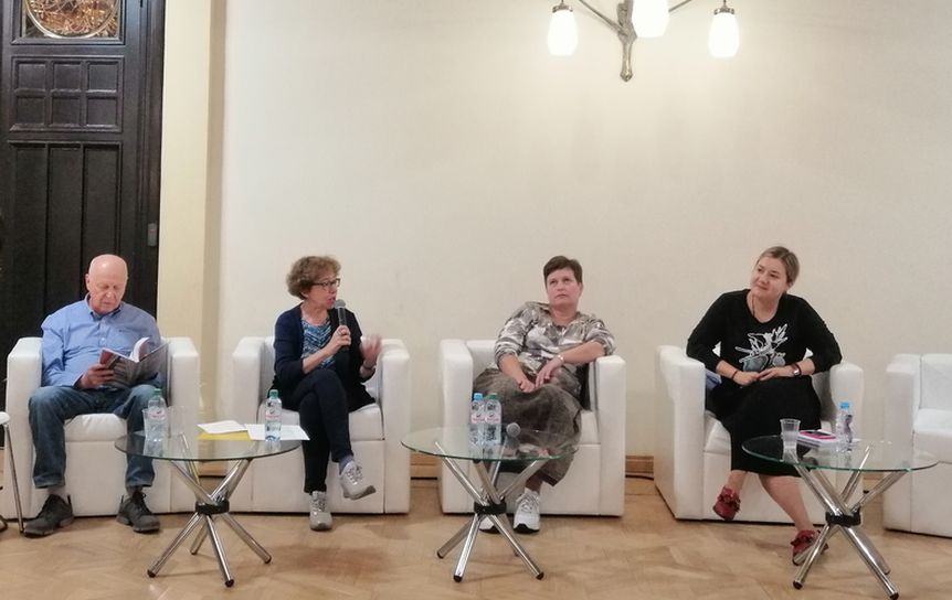 Слева направо: Григорий Кружков, Марина Бородицкая, Мария Солдатова и Анастасия Строкина обсуждают (не)возможность поэтического перевода  