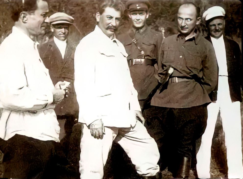 1934 год. Руководители Абхазии и Грузии Нестор Лакоба и Лаврентий Берия показывают товарищу Сталину, как расцвело Закавказье / SINA / rg.ru