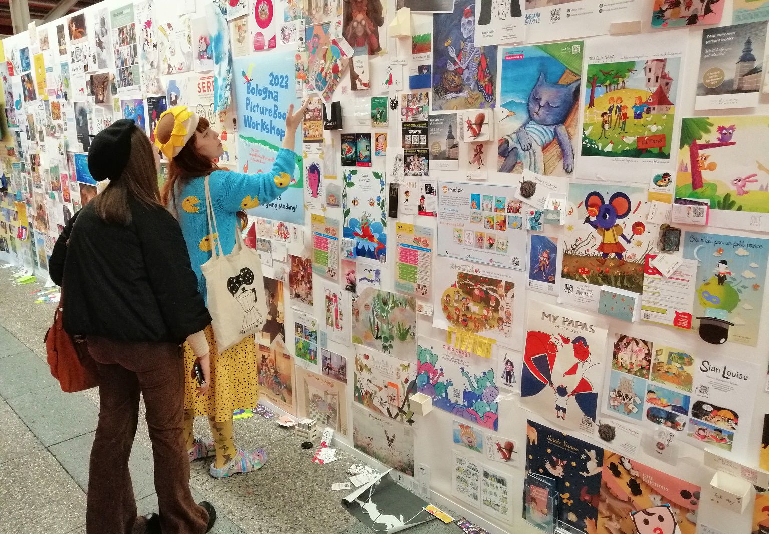 'Стена надежды' в рамках Bologna Children’s Book Fair, на которую начинающие художники вешают свои предложения / Михаил Визель