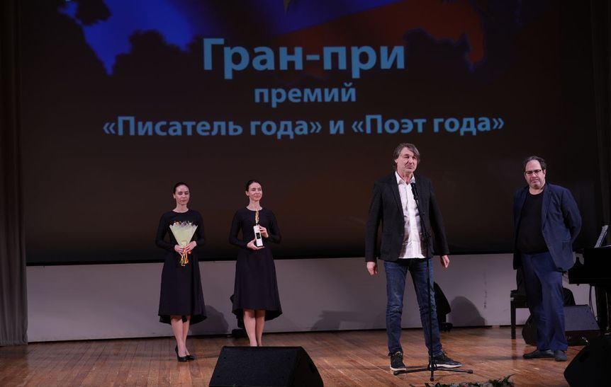 В центре - Владислав Отрошенко, справа - Максим Замшев / Российский союз писателей 