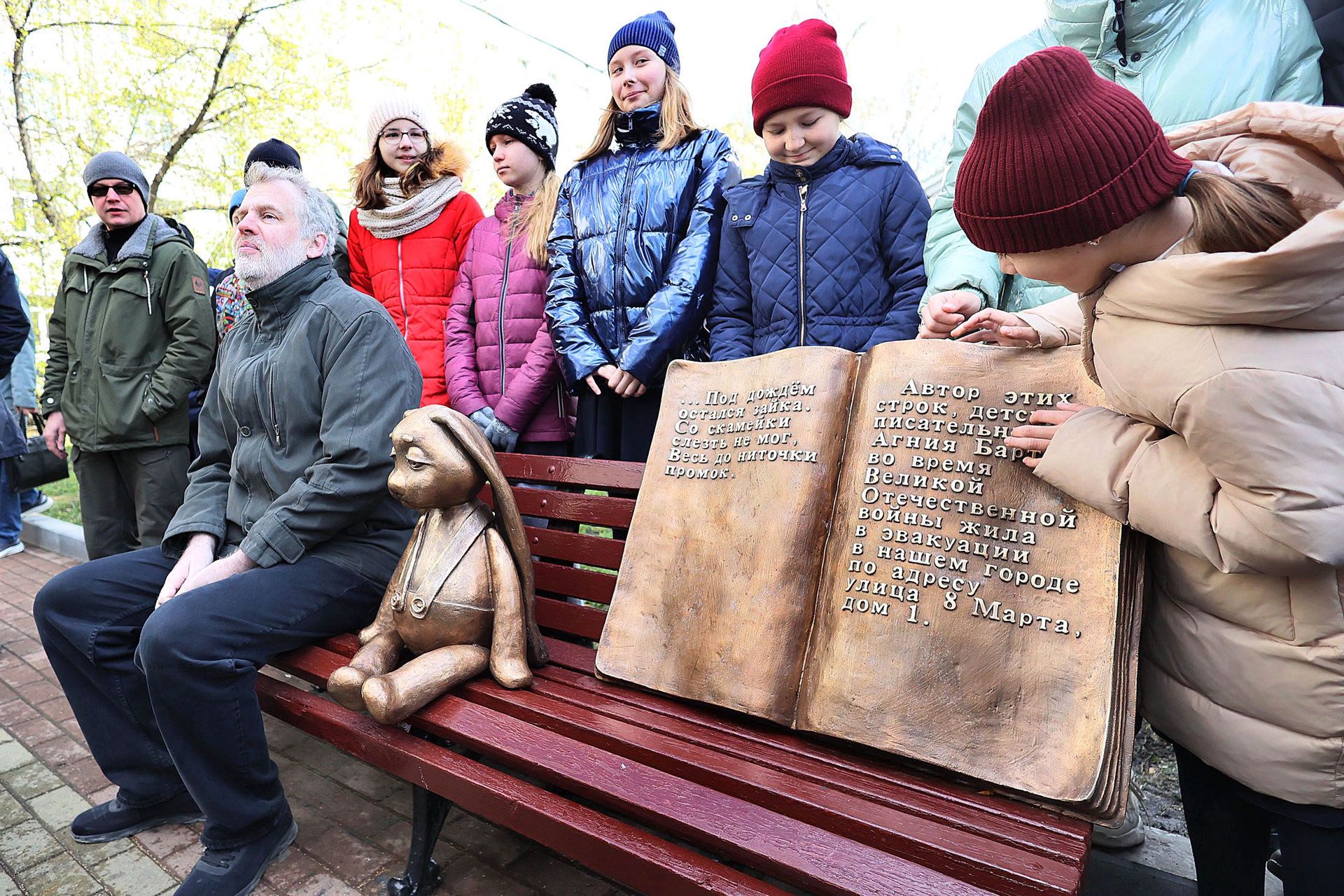 Памятник грустному зайке Екатеринбург